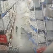 Появилось видео с моментом обрушения на рабочего 8-метровых стеллажей на складе алкоголя