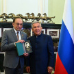 Рөстәм Миңнеханов Малайзия премьер-министры Әнвәр Ибраһимга Тукай китабын бүләк итте